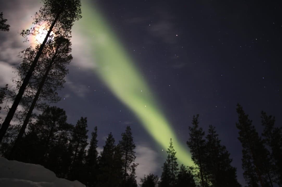 Landschaft durch Vollmond beleuchtet mit Aurora
