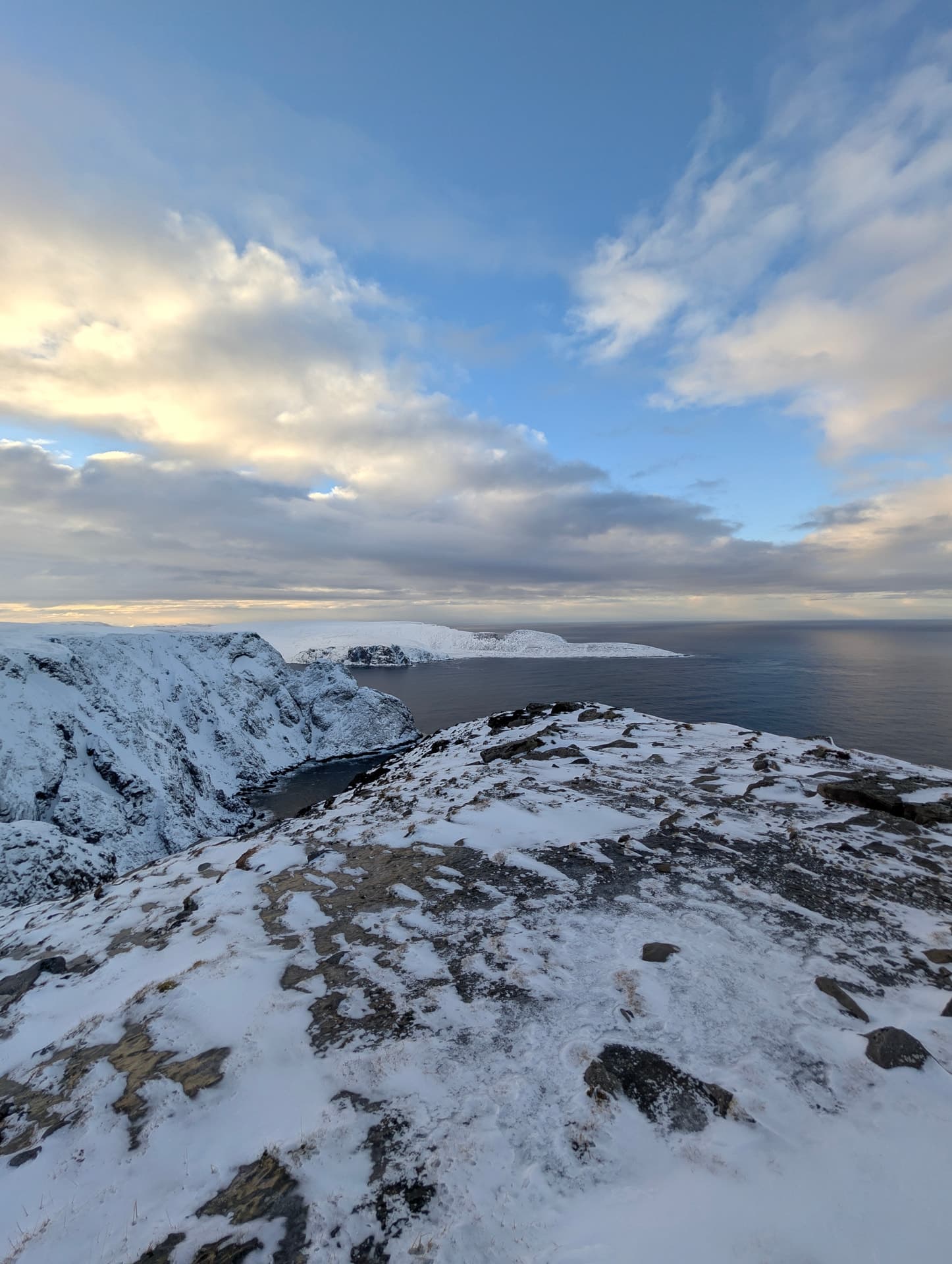 Die geräumte Straße zum Nordkapp-Plateau, beidseitig hohe Schneewände und klare Sicht.