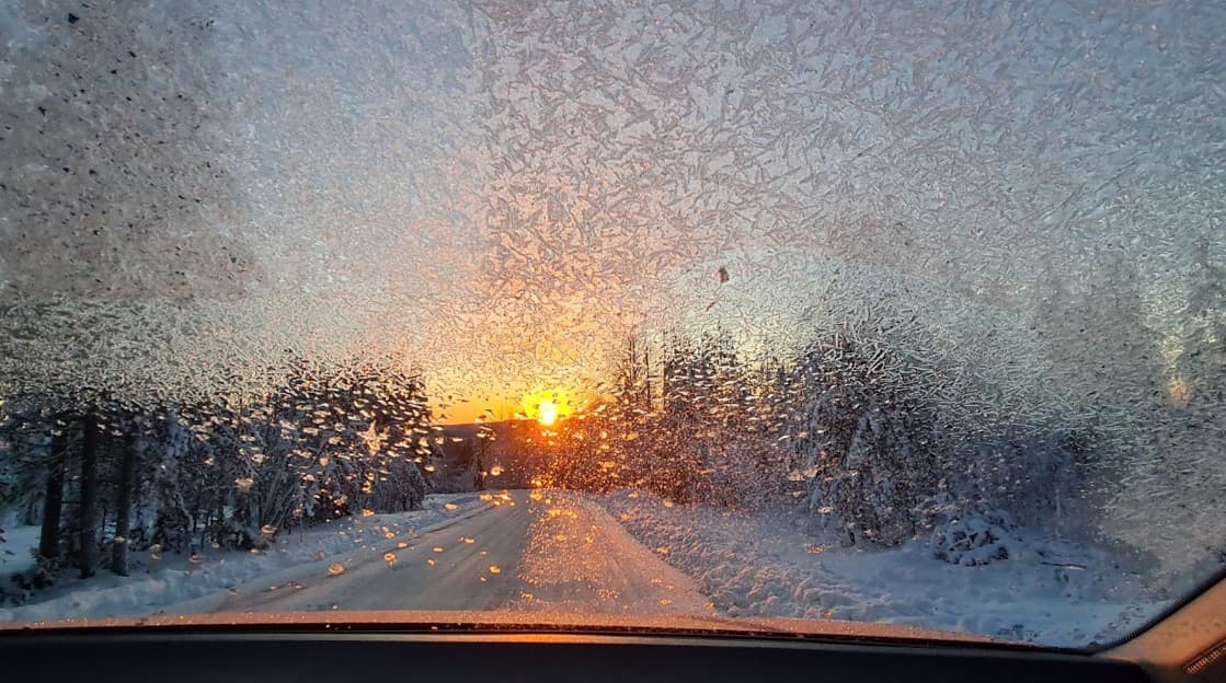 Zugeschneites Auto mit Eiskratzer - Morgensport im norwegischen Winter