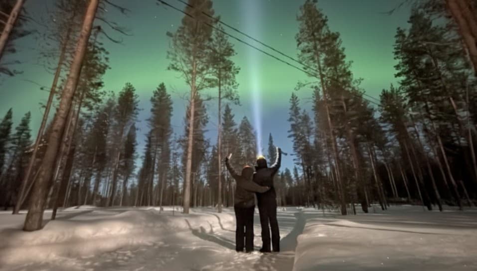 Person mit Stirnlampe bei Nordlicht-Fotografie - Unverzichtbare Ausrüstung