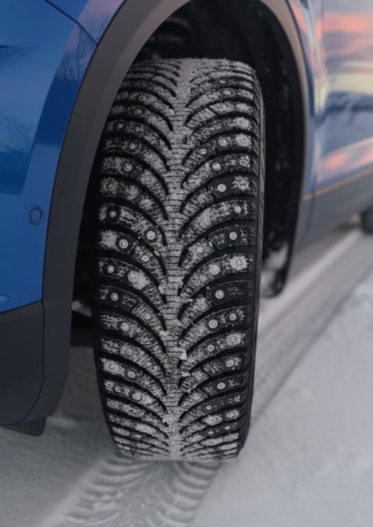 Spikereifen Nahaufnahme Piggdekk - Winterreifen Norwegen Mietwagen