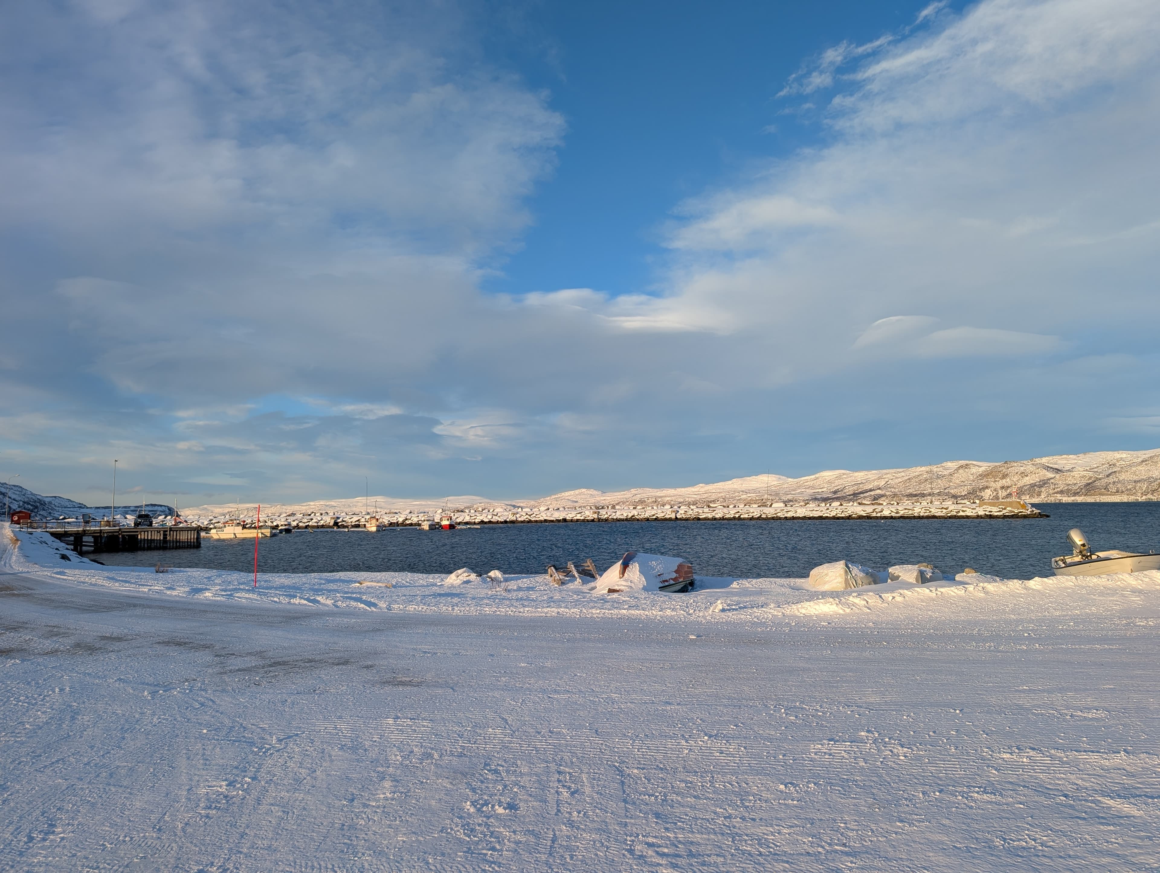 Der verschneite Hafen von Kokelv im Winterlicht – ruhig und unberührt.