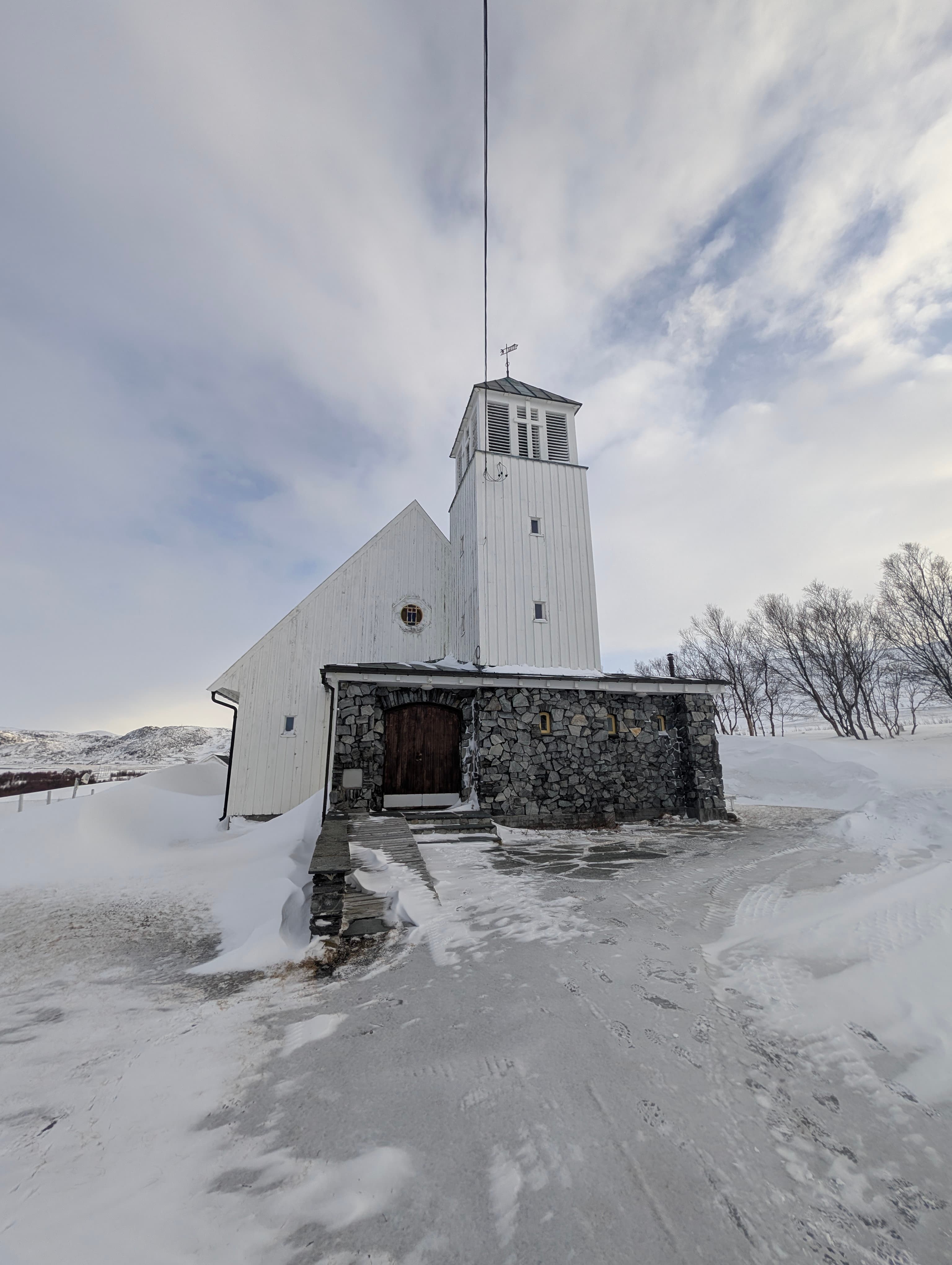 Blick vom erhöhten Airbnb auf den Fjord bei Polarnacht.