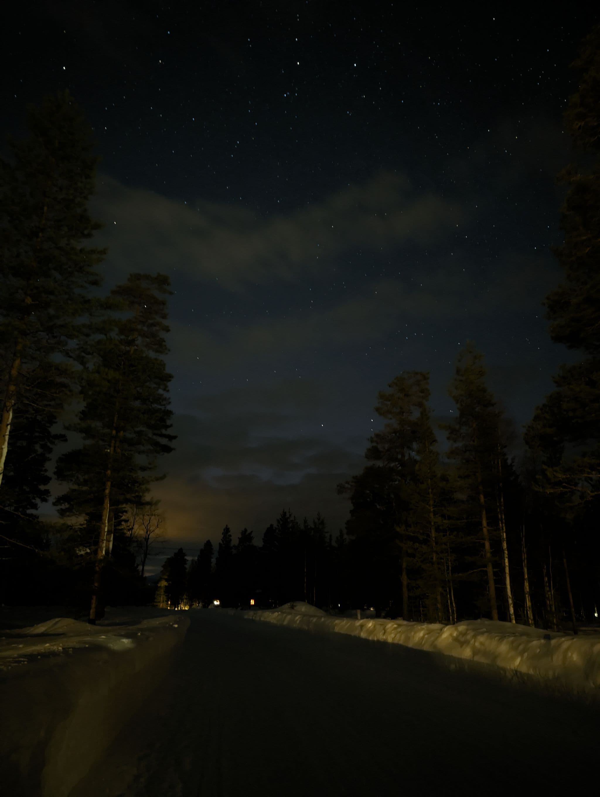 Dunkle Straße bei Schneefall