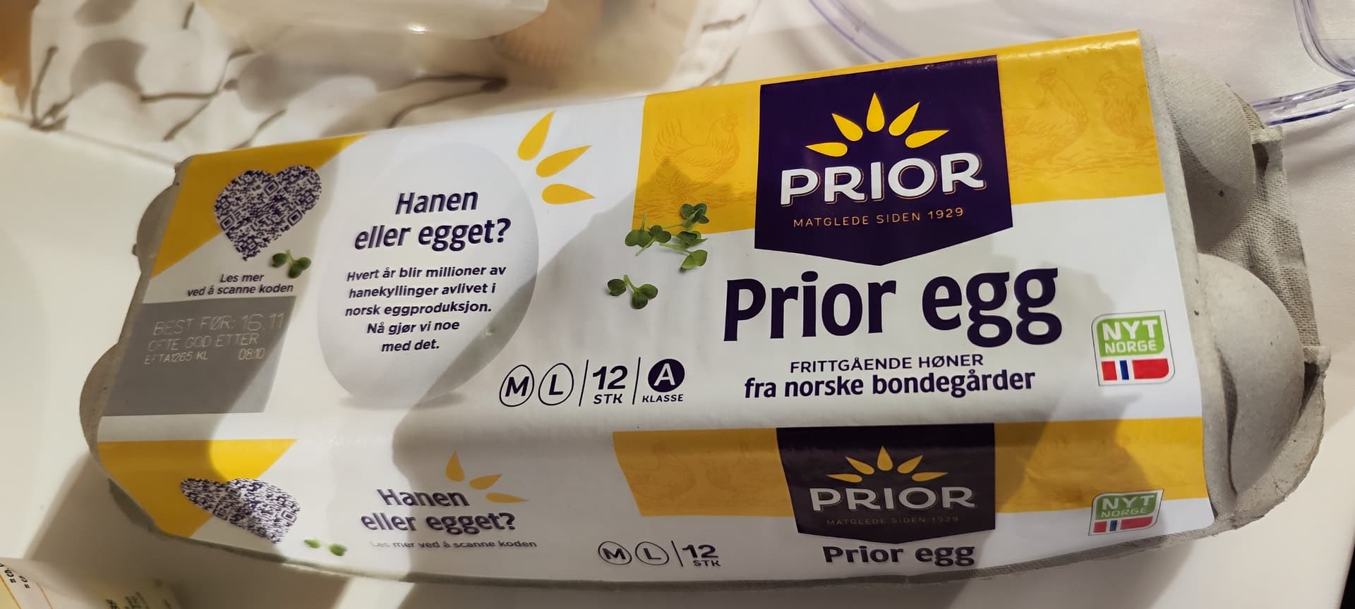 Nahaufnahme einer Eierpackung der norwegischen Marke Prior mit Hinweisen zu freilaufenden Hühnern von norwegischen Bauernhöfen.